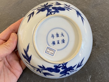 Coupe en porcelaine de Chine en bleu et blanc &agrave; d&eacute;cor d'une grue, marque de Yongzheng, 18/19&egrave;me