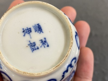 Quatre tasses sur leur plateau en porcelaine de Chine en bleu et blanc, marque Shun Li Kun Ji, 19&egrave;me