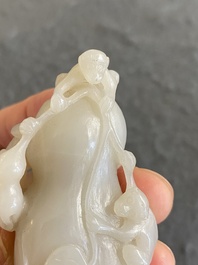 Een Chinese witte jade sculptuur van een 'Boeddha hand' met aapjes, Qing