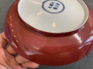 Coupe en porcelaine de Chine &agrave; d&eacute;cor en dor&eacute; et grisaille au dos en rouge de rubis, marque de Yongzheng, 19/20&egrave;me