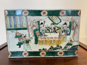 Een Chinese famille verte tegel met verhalend decor, 19e eeuw