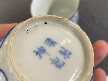 Quatre tasses sur leur plateau en porcelaine de Chine en bleu et blanc, marque Shun Li Kun Ji, 19&egrave;me
