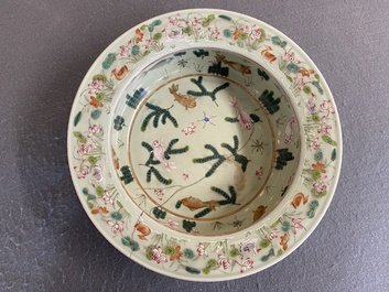 Bassin en porcelaine de Chine famille rose &agrave; d&eacute;cor de carpes sur fond c&eacute;ladon, 19&egrave;me