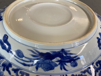 Grand plat en porcelaine de Chine en bleu et blanc avec m&eacute;daillon central bomb&eacute;, Kangxi