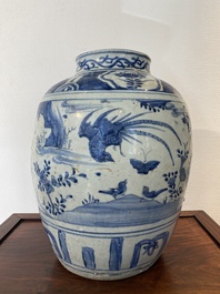 Een grote Chinese blauw-witte pot met een fazant, Ming