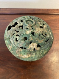 Een Chinese bronzen 'xianglu' wierookbrander met opengewerkt deksel, Westelijke Han
