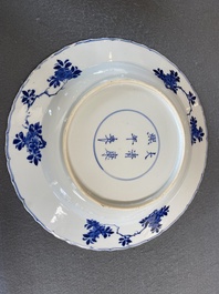 Een Chinese blauw-witte schotel met floraal decor, Kangxi merk en periode