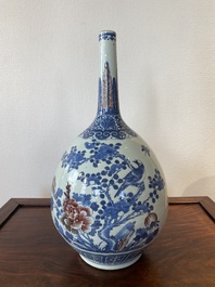 Een Chinese blauw-witte en koperrode flesvormige vaas met een hert en vogels bij bloesemtakken, 19e eeuw