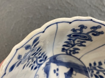 Een Chinese blauw-witte kom met figuren in een landschap, Chenghua merk, Kangxi