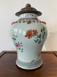 Vase en porcelaine de Chine famille rose au couvercle en bois, 19&egrave;me
