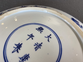Plat en porcelaine de Chine en bleu et blanc &agrave; d&eacute;cor des quatre saisons, marque et &eacute;poque de Kangxi