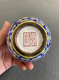 Een Chinese kalebasvaas in Canton email met draken op een blauwe fondkleur, Shangxin 赏心 merk, Qianlong
