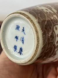 Een Chinese koperrode 'draken' vaas op houten sokkel, Kangxi merk, 19/20e eeuw