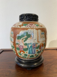 Pot en porcelaine de Chine famille rose &agrave; sujet mandarin au couvercle et socle en bois, Qianlong/Jiaqing