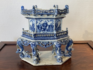 A rare Chinese blue and white 'chanab' altar stand, 19th C.