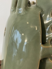 Een Chinees Longquan celadon schrijn met Guanyin, wellicht Ming