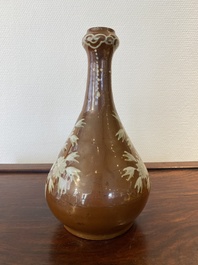 Vase de forme bouteille en porcelaine de Chine &agrave; d&eacute;cor en engobe sur fond brun, fours de Zhushan, fin du Ming