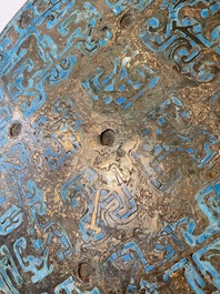 Een grote Chinese bronzen spiegel met inlegwerk van turkoois en goud of verguld zilver, Periode der Strijdende Staten