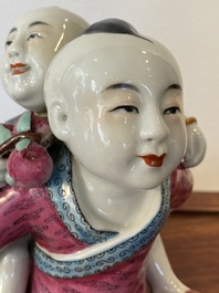 Groupe en porcelaine de Chine famille rose figurant deux gar&ccedil;ons, marque Zhu Mao Ji Zao 朱茂記造, R&eacute;publique