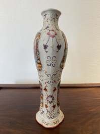 Vase en porcelaine de Chine famille rose &agrave; sujet mandarin, Qianlong