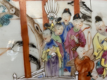 Een Chinese octagonale famille rose dekselterrine op onderschotel met mandarijns decor, Qianlong