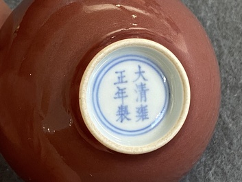 Een Chinese monochrome koperrode kom, Yongzheng merk maar wellicht later