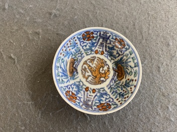 Coupe en porcelaine de Chine doucai &agrave; d&eacute;cor d'un dragon, marque de Jiaqing, 19&egrave;me