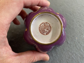 Een zeldzame Chinese kom in Canton email met paarse fondkleur, Shou 寿 merk, Yongzheng/Qianlong