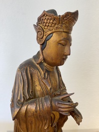 Een Chinese gelakte en vergulde houten sculptuur van een monnik, Qing