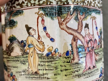 Een Chinese dekselvaas, een dekselkom en een theebus in Canton email, Qianlong
