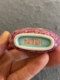 Tabati&egrave;re en porcelaine de Chine famille rose &agrave; fond sgraffito, marque de Qianlong, 19&egrave;me