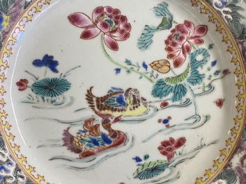 Assiette en porcelaine de Chine famille rose &agrave; d&eacute;cor de canards et d'immortels, Yongzheng