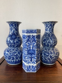 Trois vases en porcelaine de Chine en bleu et blanc, 19&egrave;me