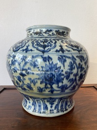 Grande jarre de type 'guan' en porcelaine de Chine en bleu et blanc &agrave; d&eacute;cor de rinceaux de lotus, Ming