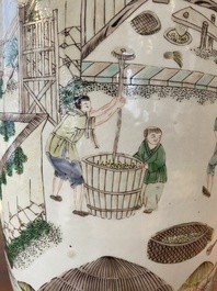 Een fraaie Chinese famille verte rouleau vaas met decor van de rijstproductie, 19e eeuw