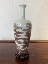Een Chinese koperrode 'draken' vaas op houten sokkel, Kangxi merk, 19/20e eeuw