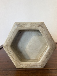 Vase de forme hexagonale en biscuit &eacute;maill&eacute; vert, Chine, 19&egrave;me
