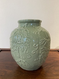 Vase &agrave; d&eacute;cor en relief en porcelaine de Chine en c&eacute;ladon monochrome, 19/20&egrave;me