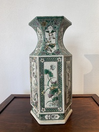 Vase de forme hexagonale en biscuit &eacute;maill&eacute; vert, Chine, 19&egrave;me