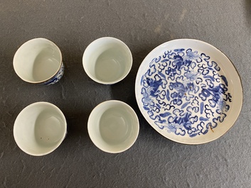 Quatre tasses sur leur plateau en porcelaine de Chine en bleu et blanc, marque Shun Li Kun Ji, 19&egrave;me