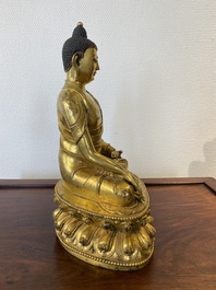 Een Chinese vergulde bronzen Boeddha Shakyamuni, wellicht Ming