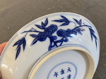 Coupe en porcelaine de Chine en bleu et blanc &agrave; d&eacute;cor d'une grue, marque de Yongzheng, 18/19&egrave;me