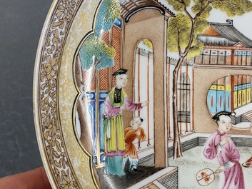 Coupe en porcelaine de Chine semi-coquille d'oeuf au sujet mandarin en famille rose, Qianlong