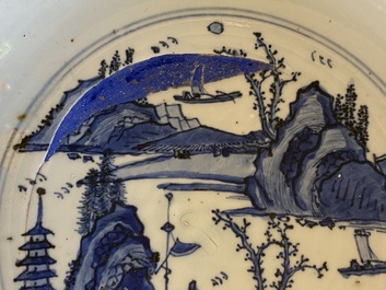 Plat en porcelaine de Chine en bleu et blanc &agrave; d&eacute;cor d'un paysage, Jiajing