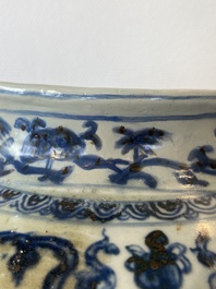 Een Chinese blauw-witte 'guan' vaas met lotusslingers, Ming