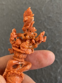 Sculpture d'une fille au panier fleuri en corail rouge, Chine, 19/20&egrave;me