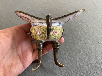 Een Chinese rituele wijnbeker of 'jue' in Canton email met gele fondkleur, Yongzheng