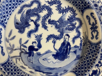 Een Chinees blauw-wit bord met twee feniksen en een onsterfelijke, Kangxi/Yongzheng