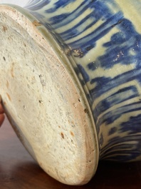 Een Chinese blauw-witte 'guan' vaas met lotusslingers, Ming