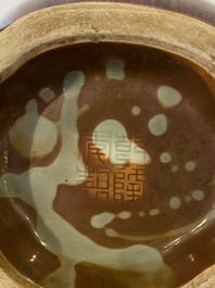 Een Chinese flamb&eacute;-geglazuurde 'hu' vaas, Qianlong merk, 19/20e eeuw